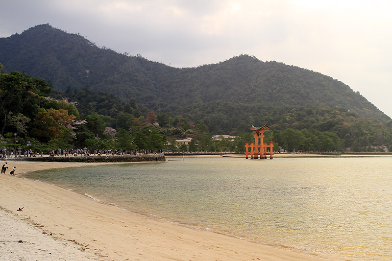 Cổng thần đạo nhìn từ đảo Miyajima