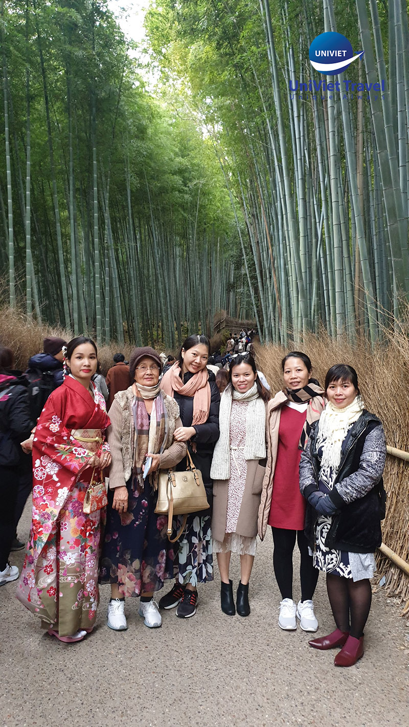 Đoàn tham quan rừng tre Arashiyama