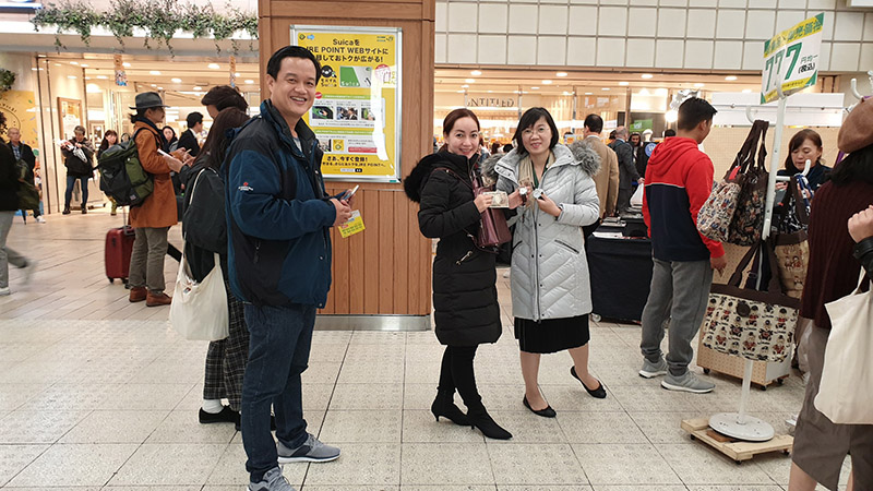 Đoàn mua sắm tại nhà ga tàu điện ngầm Tokyo